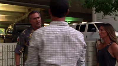 - Mike, what the hell
is going on?
- Simon got away. - Burn Notice