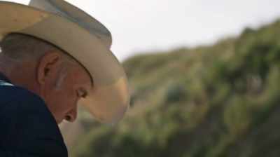 Mike: YEAH, BABY, THAT'S GETTING
HER ALL THE WAY. - Dino Hunters