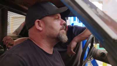 Mike's also recruited
engine specialist, Dave, - Rust Valley Restorers