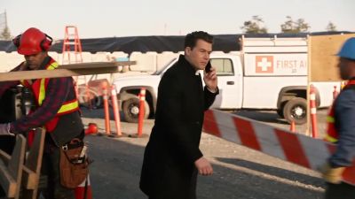 - Mikey, pick up.
Mikey, pick up. - DC's Legends of Tomorrow