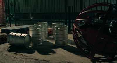 Milan, get back here and help me
get out of this thing. - Bar Fight
