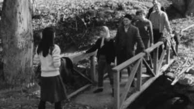 Mimi prowadzi zajęcia taneczne. - Joan Baez: I Am a Noise