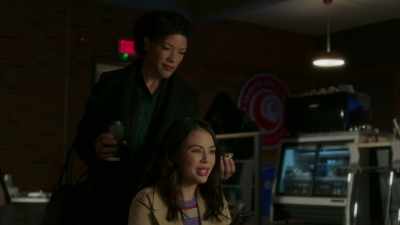 - Mind if I sit down?
- Oh, please, be my guest. - Pretty Little Liars: The Perfectionists