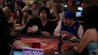 - Mind if we join you?
- WOMAN: Sure. - Entourage
