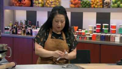 [Minh]  For my second design
 I'm making a mouth. - Halloween Cookie Challenge
