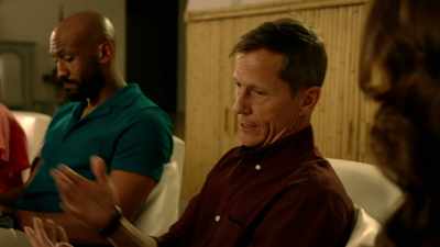 - Mira, ha empezado - Couples Retreat Murder
