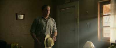 - [Mirto] I'll get down.
- [Luis] Right. One, two, three. - The Movie Teller