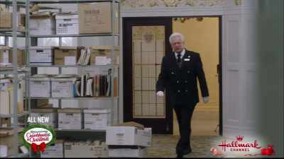 Miss Cooper.
You need anything? - Christmas at the Plaza