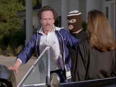 - Miss Holt.
- Get in! - Remington Steele