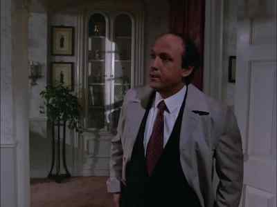 Miss McDermott?
It's Lieutenant Travis. - Murder, She Wrote