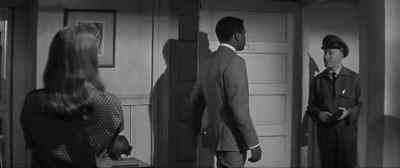 - Miss Selina D'Arcey?
- She's ready. - A Patch of Blue