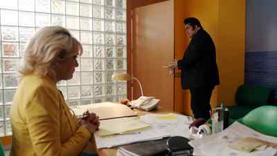 - Miss Temple-Savage?
- Yes Elvis? - Benidorm