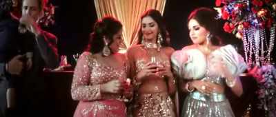 Mister, you cannot
handle a woman like me. - Listen... - Veere Di Wedding