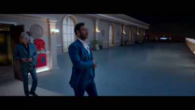 Mister, if you can keep
this egg in your mouth... - Total Dhamaal
