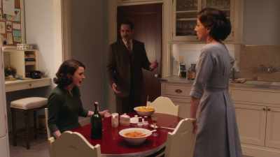 - Mm.
- Come on, you never bring anyone home, - The Marvelous Mrs. Maisel