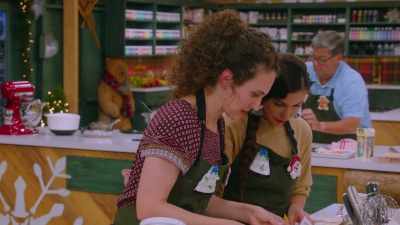 - Mm-hmm.
- Is a decorative crust. - Baking It