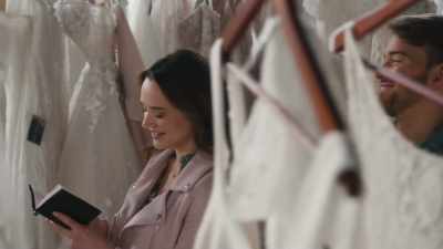 - Mmhmm.
- And a surplus neckline. - The Professional Bridesmaid