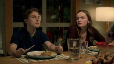 Mmm. It's delicious, Mrs Worth. - Tin Star