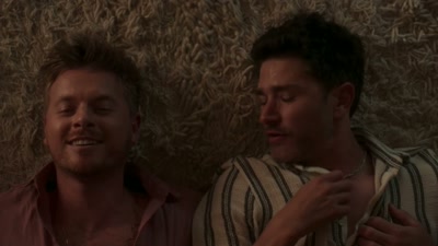 Mmm, that was
weird on the lips. - Shoulder Dance