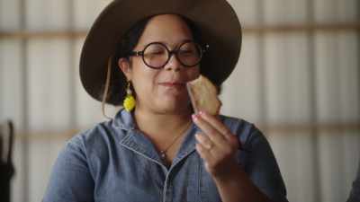 Mmm, and you can see
all that beautiful honeycomb
structure in here. - What Am I Eating? With Zooey Deschanel