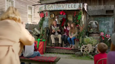 "Mo' fassa and fassa,
da gator dey came!" - My Southern Family Christmas