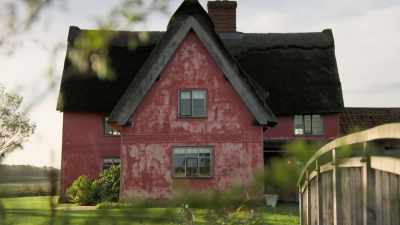 Moat cottages made in the
old-fashioned way, - Extraordinary Escapes with Sandi Toksvig