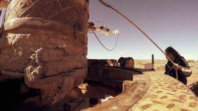 Modern drill rigs use hydraulics
for heavy lifting. - Outback Opal Hunters