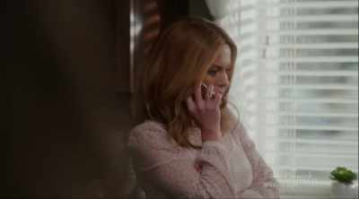 Moeder, ik vind het zo erg.
-Kijk toch. - Aurora Teagarden Mysteries: A Game of Cat and Mouse
