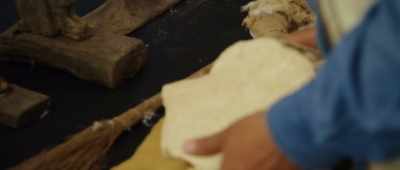 [Mohammad] Look, Dr. Medhat.
Remember the statue from last season? - Secrets of the Saqqara Tomb