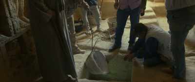 -[Mohammad speaks Arabic]
-[Hamada sighs] - Secrets of the Saqqara Tomb