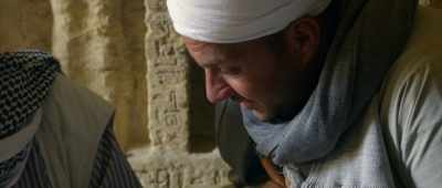 [Mohammad] These teeth have come
from the mummy down there. - Secrets of the Saqqara Tomb