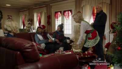 Molly, it is your turn
to ask the Christmas question. - Romance at Reindeer Lodge