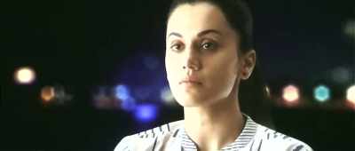 Mom was crying out to me. - Naam Shabana