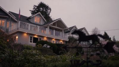 Mom, Kara, please pick up.
I don't know what's wrong. - Supergirl