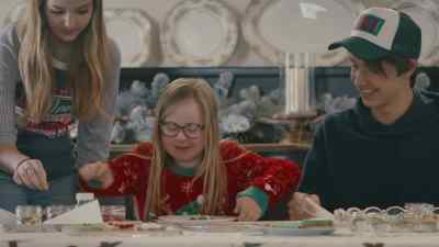 Mom, look at the Christmas tree I made. - A Christmas in New Hope