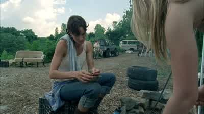 Mom! Right here. - The Walking Dead