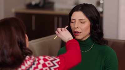 - Mom, stop moving.
- I have to breathe! - Royally Yours, This Christmas