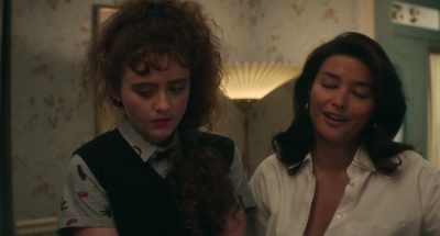 - Mom...
- They have her doing - Lisa Frankenstein