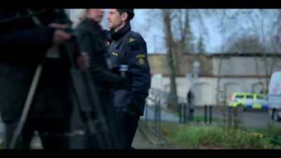 [MONA] Go as quickly as possible.
Thank you. I'm gonna go inside. - Young Wallander