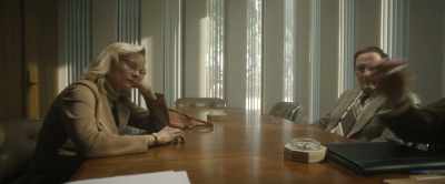 ♪ Money talks, umm-hmm
Money talks ♪ - Dahmer – Monster: The Jeffrey Dahmer Story
