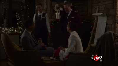 Monica, ze wil dat ik jullie
vertel dat we hier een - Snowbound for Christmas