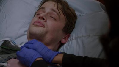 Monique, pass me the new trach tube. - Chicago Med