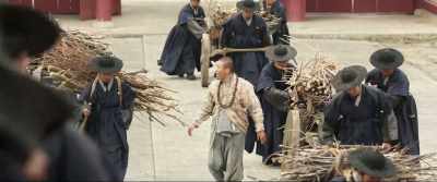 Monk, gather and plant
dry branches and resins. - Rampant