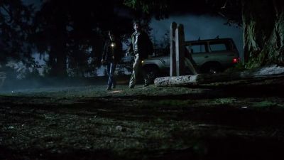 MONROE: Somebody's got a fire.
You smell that? - Grimm
