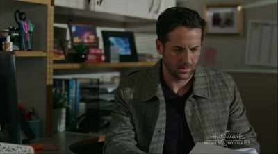 Moordenaars stellen hun eigen regels op,
hun eigen moreel kompas. - Aurora Teagarden Mysteries: A Game of Cat and Mouse
