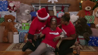 - Mor, mor!
- Carla! Ring efter en ambulance. - A Christmas Fumble