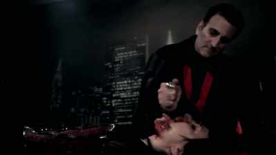 Moramo otići odavde!
Možda ćemo se probiti! - Dracula in a Women's Prison