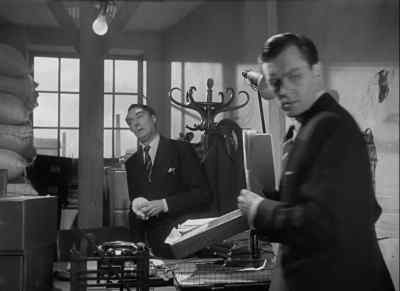 More? Er... shut the door. - The Man in the White Suit