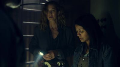 -Morgan, let me take a look.
-No, I'm fine. - Fear the Walking Dead