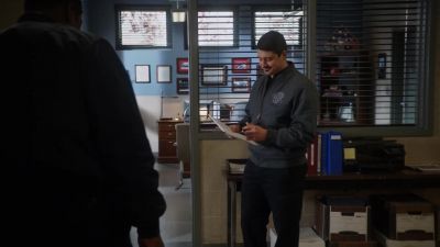 - Morning, chief.
- Morning. - Chicago Fire